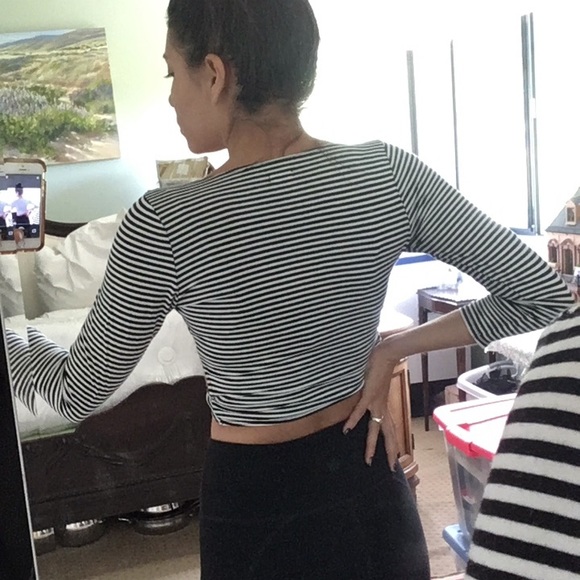 Hollister black white striped size small crop top criss cross - Picture 4 of 4